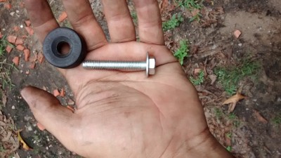 Meu coletor estava sem aquele parafuso  que fica em baixo do &quot;Chevrolet&quot;, daí comprei esse (não achei o preto de aço) e usei essa bucha de bieleta no lugar da que deveria haver ali