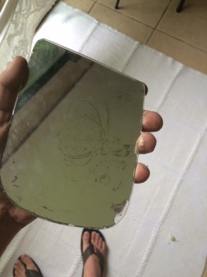 O espelho velho, já soltando a camada de prata