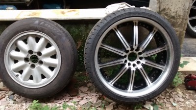 Comparando uma das rodas traseiras com o estepe