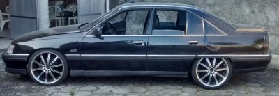 225/ 35 r 20 (dianteira) e 245/ 35 r 20 (traseira)